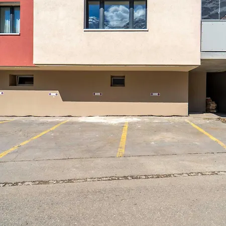 - 2br Balcony View & Parking شقة *